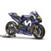 foto della moto yamaha di valentino rossi fuori dalla scatola, posizionata sul suo cavalletto