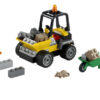 foto del contenuto montato del set lego comprendente ruspa da cantiere, minifigure, topolino, segnaletica stradale e mattoni