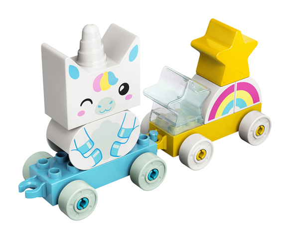 foto del set lego duplo unicorno montato, con due parti su ruote, incastrate come fossero vagoni di un treno, con unicorno, stelline e arcobaleno