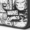 foto del logo in rilievo di Marvel Comics, applicato sulla borsa, in basso a destra